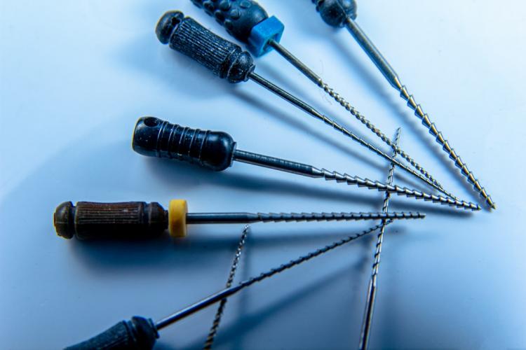 photo 1643300121819 72cdd0373c6dcropentropycstinysrgbfitmaxfmjpgixidMnwxNDA1NTd8MHwxfHNlYXJjaHwxMDF8fGRlbnRpc3R8ZW58MXwwfHx8MTY2OTQ4NzYxNgixlibrb 4.0.3q80w1080