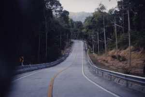 photo 1630380760875 fff37e2c14d5cropentropycstinysrgbfitmaxfmjpgixidM3wxNDA1NTd8MHwxfHNlYXJjaHw3NHx8c2xvcGVzJTIwYWxvbmclMjB0aGUlMjByb2FkfGVufDF8MHx8fDE3NzMzNDgxODh8MAixlibrb 4.1.0q80w1080